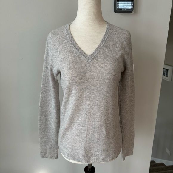 Tahari Pure Luxe 100% Cashmere V-Neck Sweater - Neutral Capsule Light Gray - Picture 6 of 9